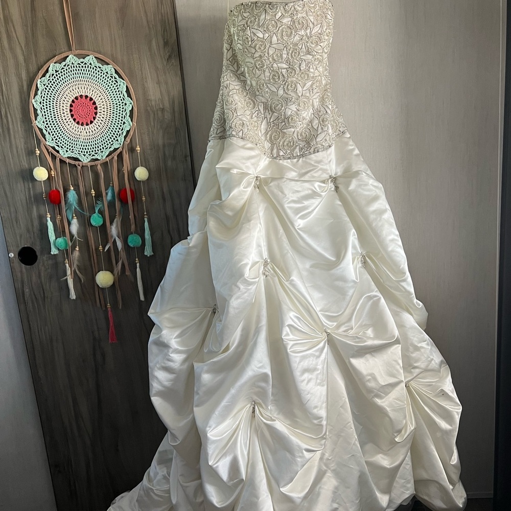 Allure Bridals wedding dress for sale. Size 12